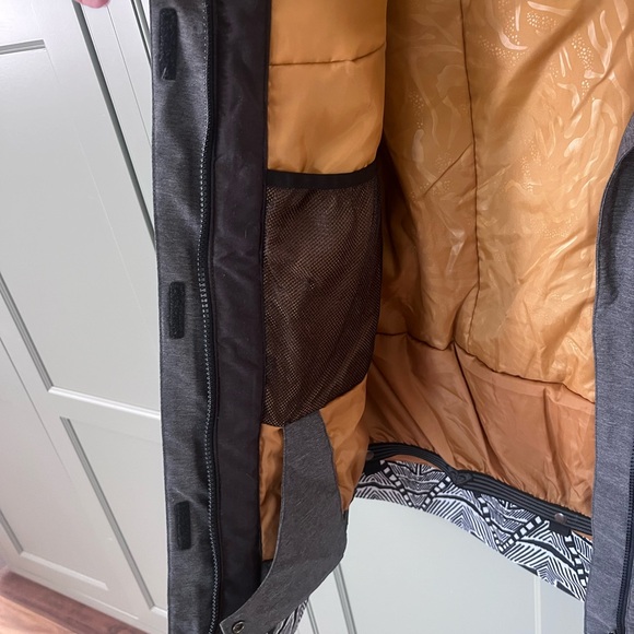 Roxy Ceder Snowboard Jacket - Like new! - Picture 5 of 5